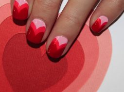 Cách vẽ mẫu móng tay Valentine hình trái tim ngọt ngào tại nhà