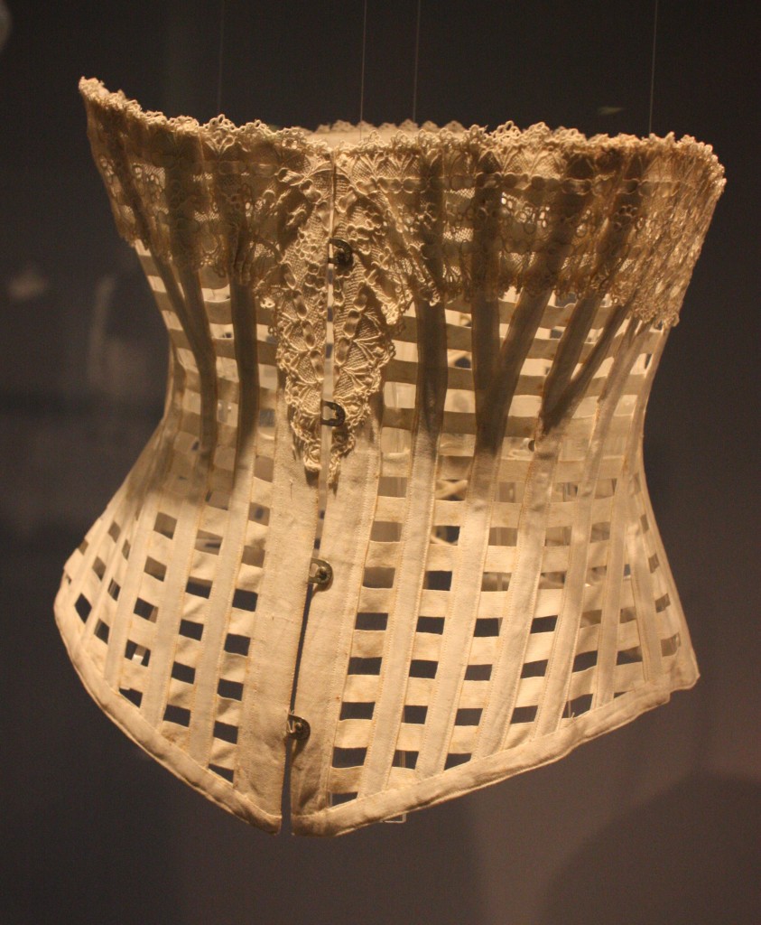 Một chiếc áo corset thế kỷ XIX thuộc thời kỳ Victoria được trưng bày ở bảo tàng Victoria and Albert Museum, Anh quốc