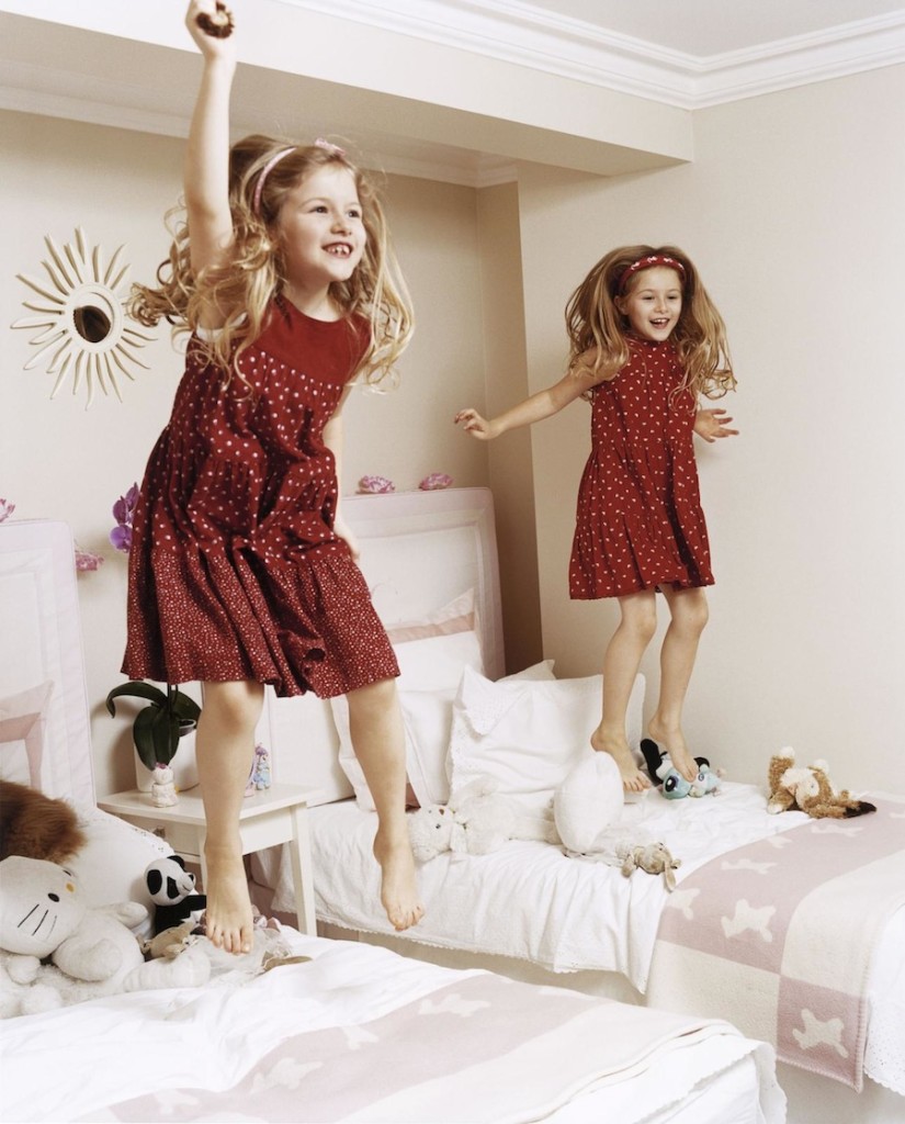 Hai cô con gái Amelia và Charlotte vui đùa trong phòng ngủ 