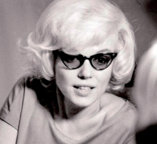 Nữ diễn viên Marilyn Monroe là một trong những tên tuổi lăng-xê kiểu kính mắt mèo vào thập niên 1950.