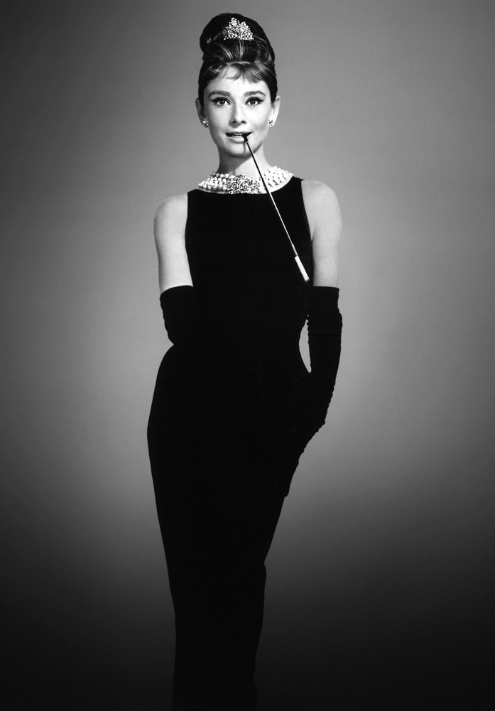 Nữ minh tinh Audrey Hepburn, biểu tượng thời trang của vẻ đẹp thanh lịch xuất hiện trong bộ phim Breakfast at Tiffany’s (1961) cùng LBD, vòng cổ ngọc trai và găng tay đã trở thành một trong những khoảnh khắc thời trang bất hủ. 