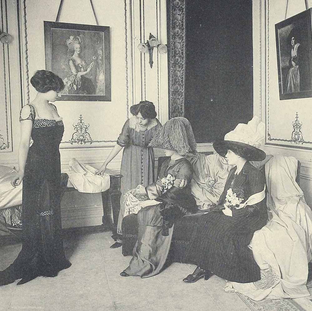 Salon thời trang của Charles Frederick Worth, ảnh chụp năm 1910. Một trong những tấm ảnh fitting đầu tiên trong lịch sử haute couture.