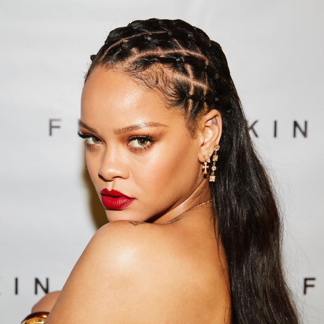 Năm 2021, Rihanna trở thành tỉ phú nhờ thương hiệu mỹ phẩm Fenty Beauty