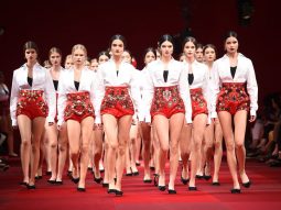 Video: Dolce & Gabbana mang trường đấu bò lên sàn diễn Xuân Hè 2015 RTW