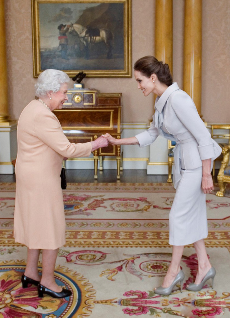 angelina-jolie-honorary-dame-queen-elizabeth-england-02