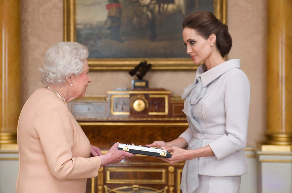 angelina-jolie-honorary-dame-queen-elizabeth-england-06