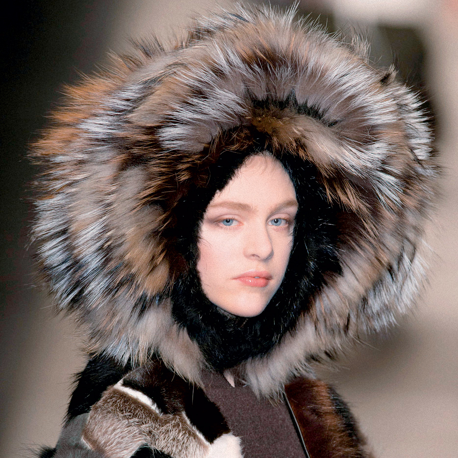 Một mẫu áo khoác bằng lông trình diễn trong bộ sưu tập Fendi Thu Đông 2014 tại Tuần lễ Thời trang Milan