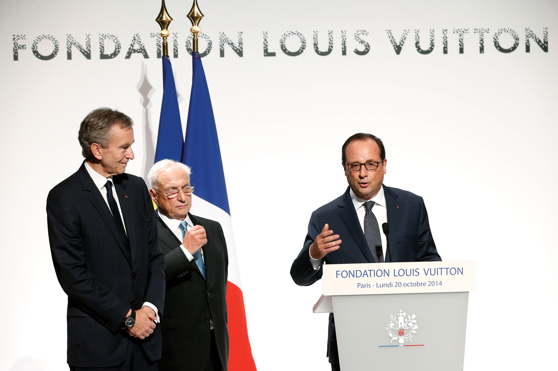 Tổng thống Pháp Francois Hollande đang phát biểu khánh thành. Đứng bên trái là chủ tịch LVMH Bernard Arnault và kiến trúc sư Frank Gerhy