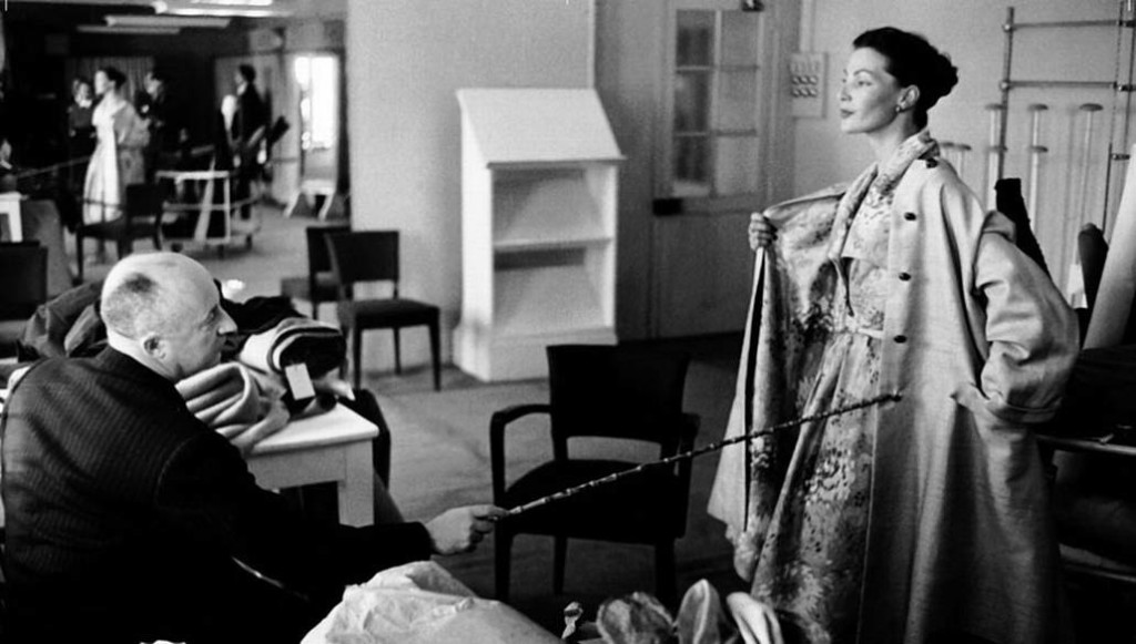 Christian Dior và người mẫu Lucky trong studio của ông ở Paris năm 1952 