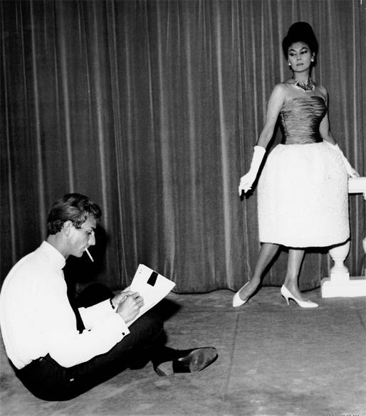 Yorn Michaelsen, một trợ lý của Dior đang phác họa lại người mẫu Alla, năm 1956 