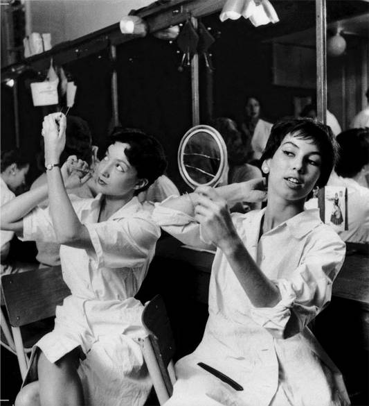 Mauviette (trái) và Victoire, hai người mẫu mới của Dior năm 1953, đang chuẩn bị cho một show diễn trong hậu trường