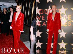 Bộ suit Gucci nhung đỏ Gwyneth Paltrow mặc là cách Alessandro Michele tri ân Tom Ford