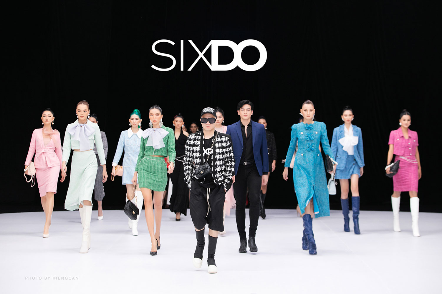Nhà thiết kế Đỗ Mạnh Cường cùng các người mẫu chào kết show SIXDO Fashion Show 2021
