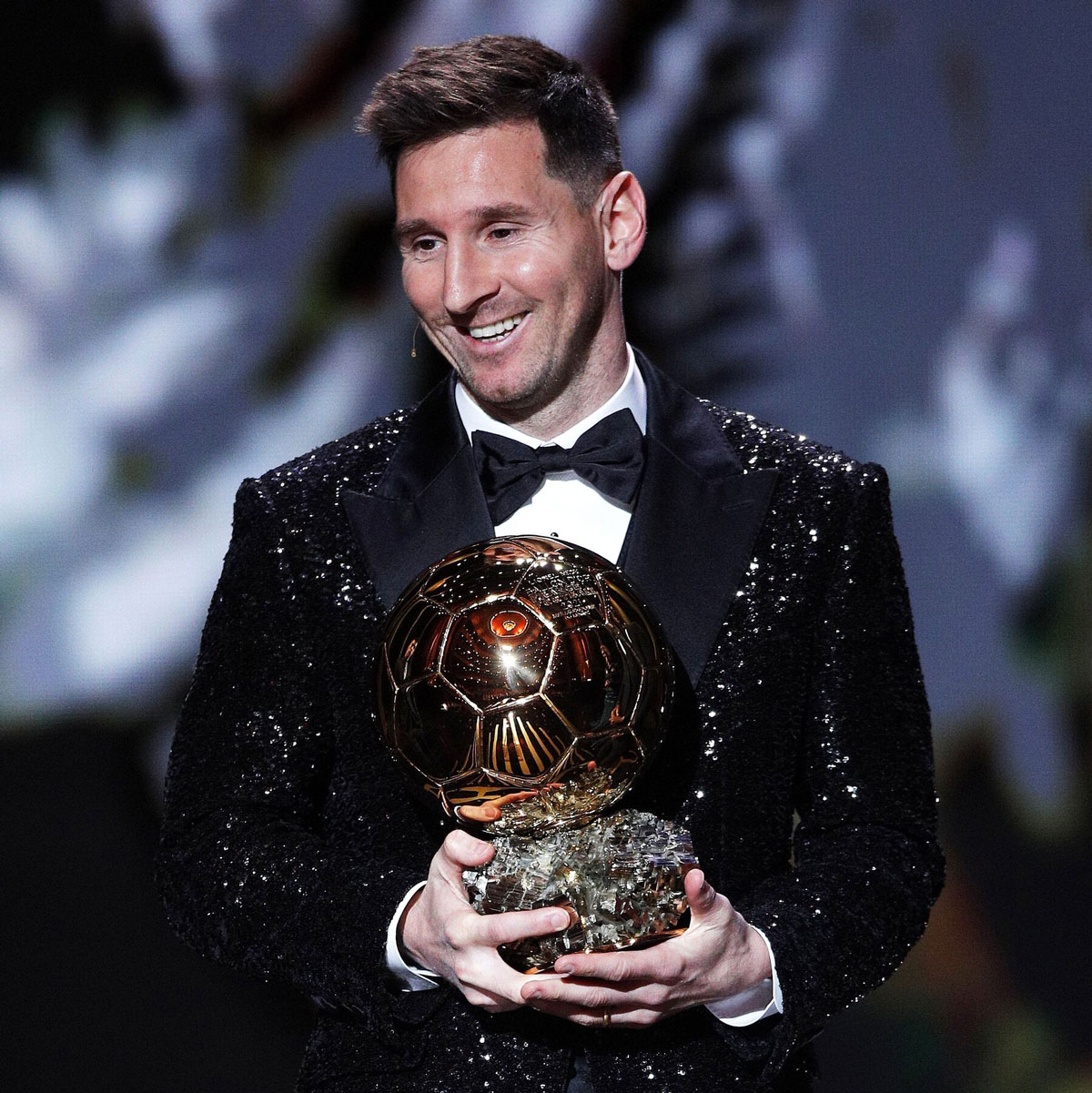 Các con Messi như bản sao của bố trong suit Dolce & Gabbana tại lễ trao giải Quả bóng vàng 2021