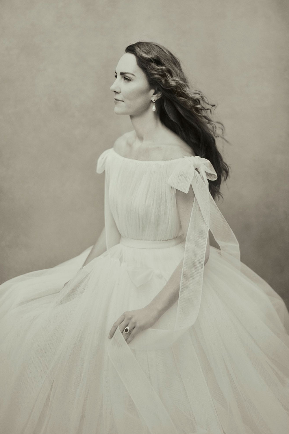 Công nương Kate Middleton đã tái thể hiện bức ảnh chân dung của Cecil Beaton, nhiếp ảnh gia nổi tiếng với những bức chân dung của Nữ hoàng và Công chúa Margaret.