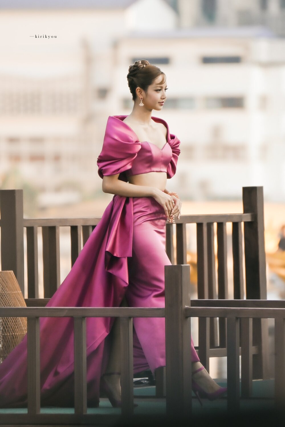 bzvn-lisa-the-white-lotus-trang-phuc-cong-chieu