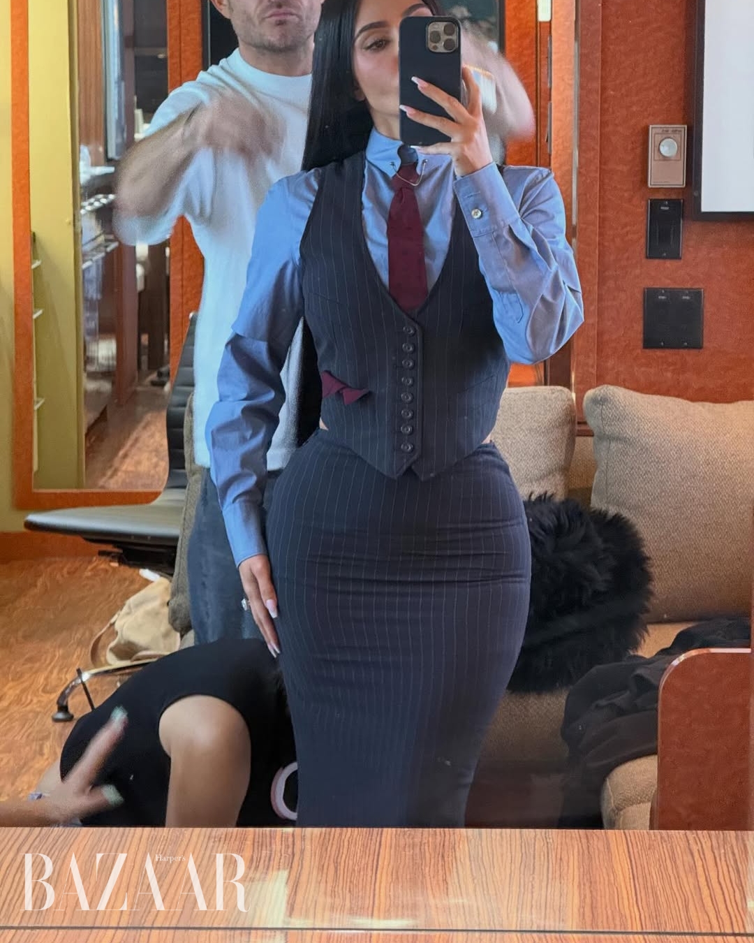 bzvn-thoi-trang-cua-kim-kardashian-trong-alls-fair (8)