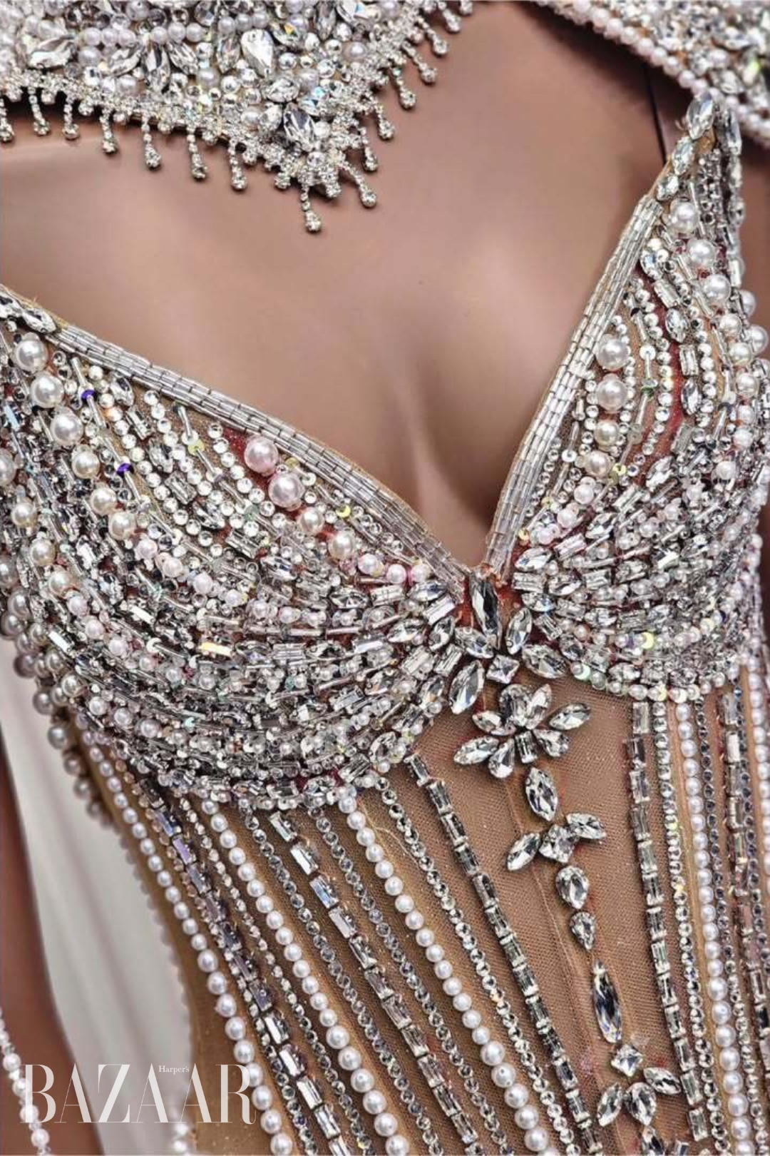 bzvn-mook-karnruethai-miss-cosmo-final-walk-ban-ket (1)