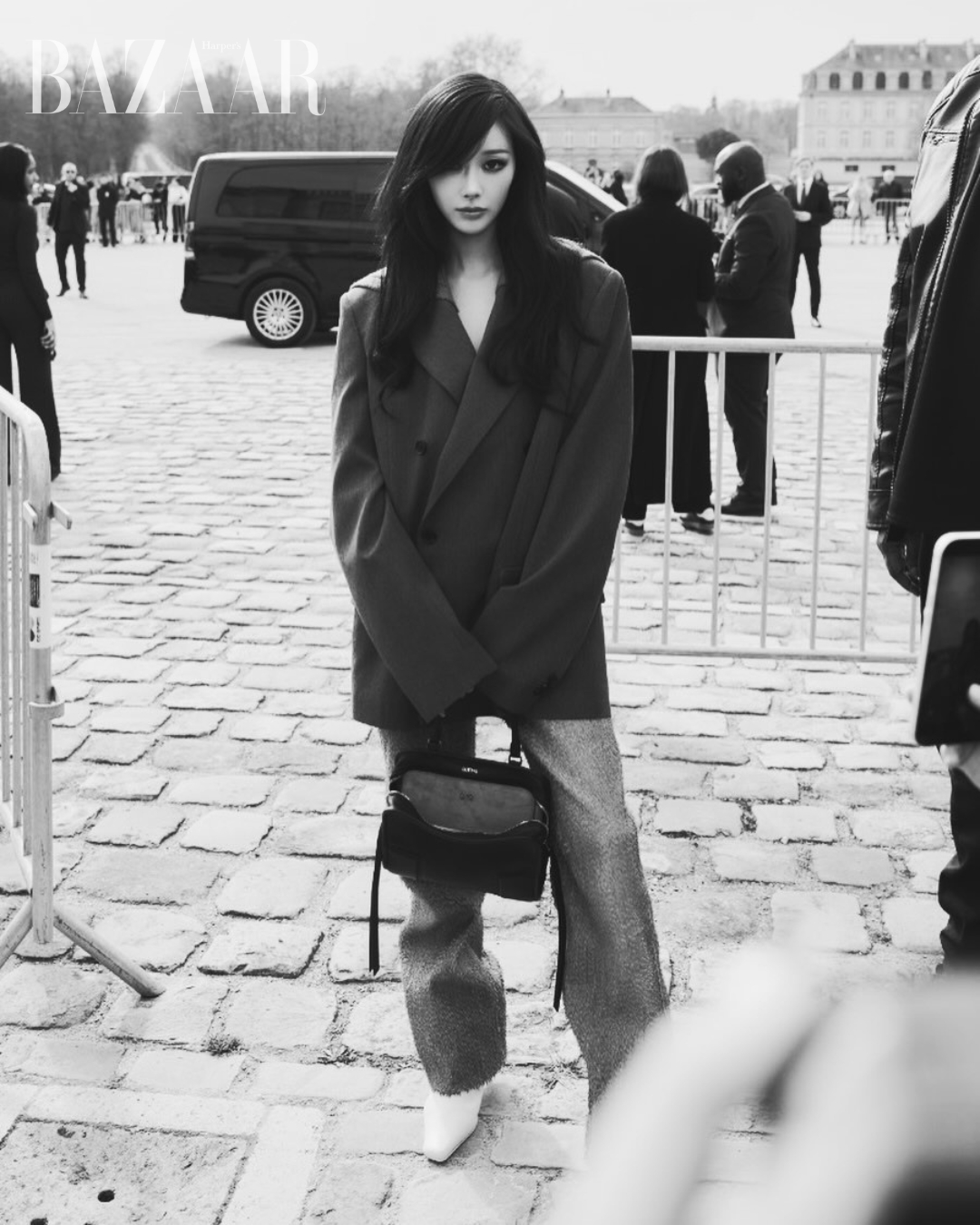 bzvn-hang-ghe-dau-show-loewe-thu-dong-2026-giselle-aespa-tui-xach-amazona00006