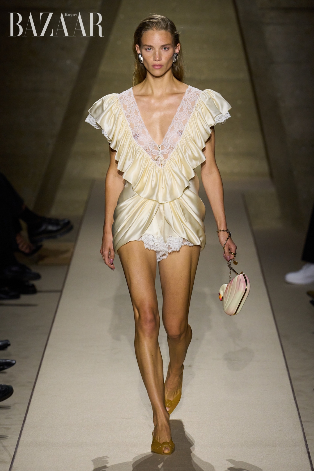 bzvn-meovv-anna-chloe-thu-dong-2026 (4)