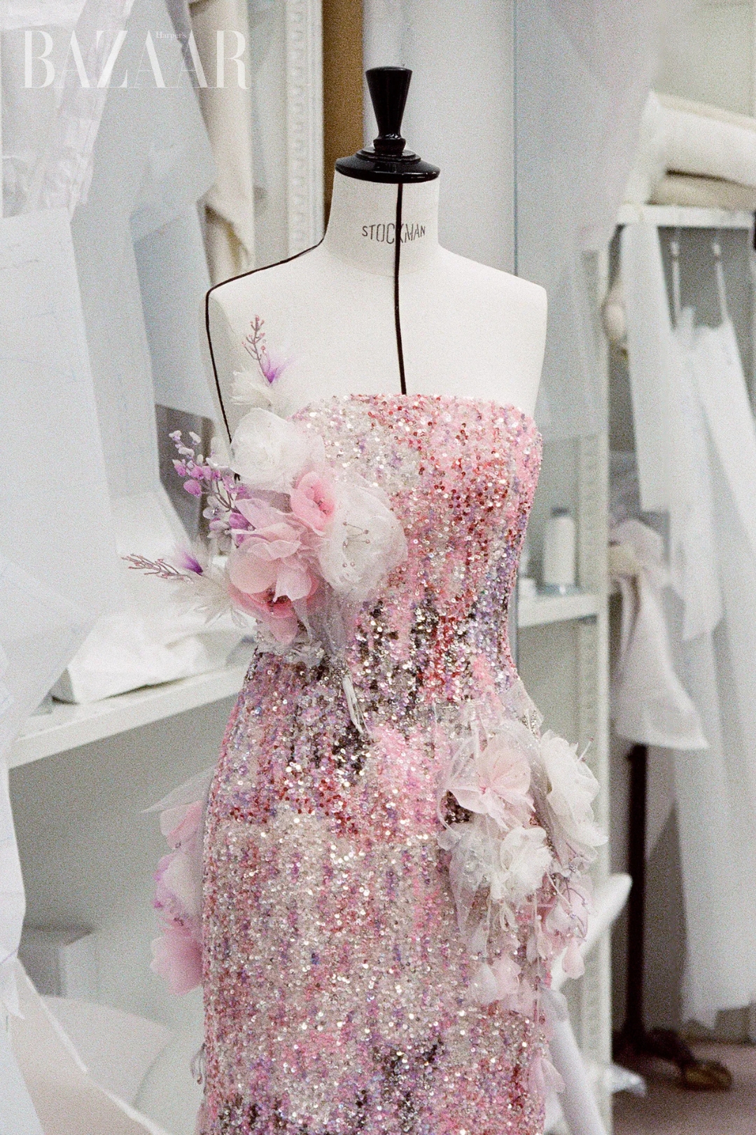 BZVN-JISOO-DIOR-JONATHAN-ANDERSON-MET-GALA-2026-THOI-TRANG (1)