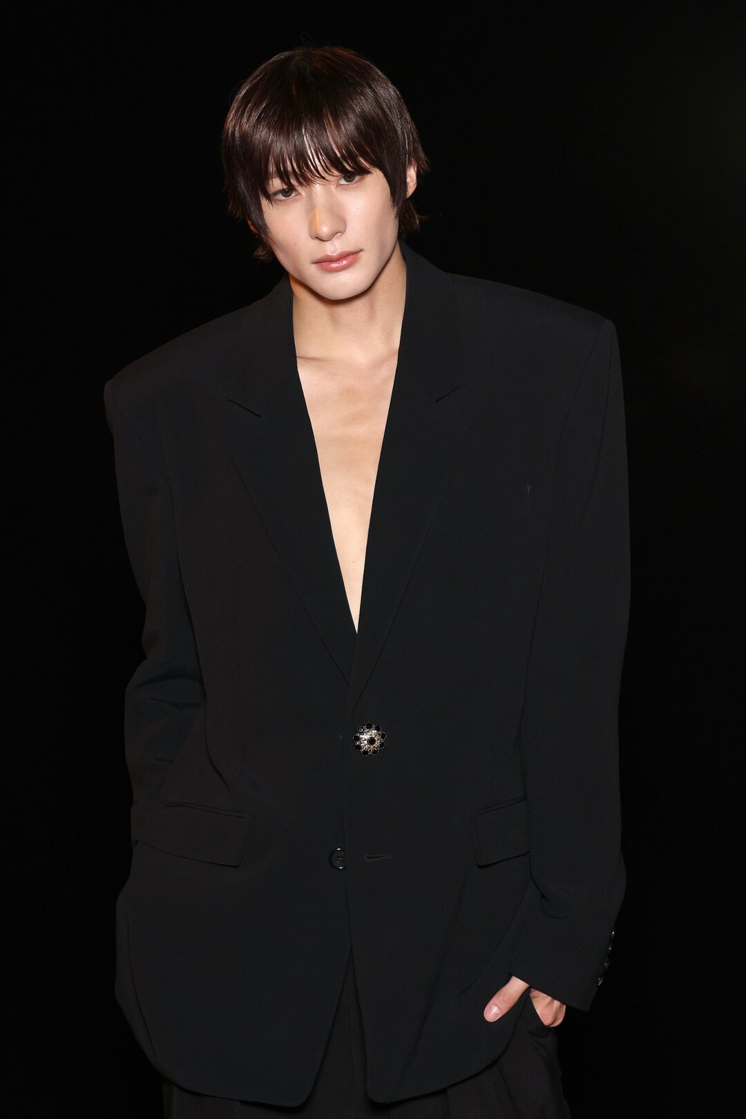 bzvn hang ghe dau saint laurent xuan he 2027 anton riize (1)